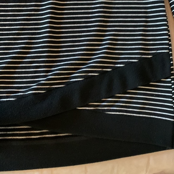 DANSKIN. tunic top features a long sleeve scoop neck pullover sweatshirt… - Picture 9 of 10